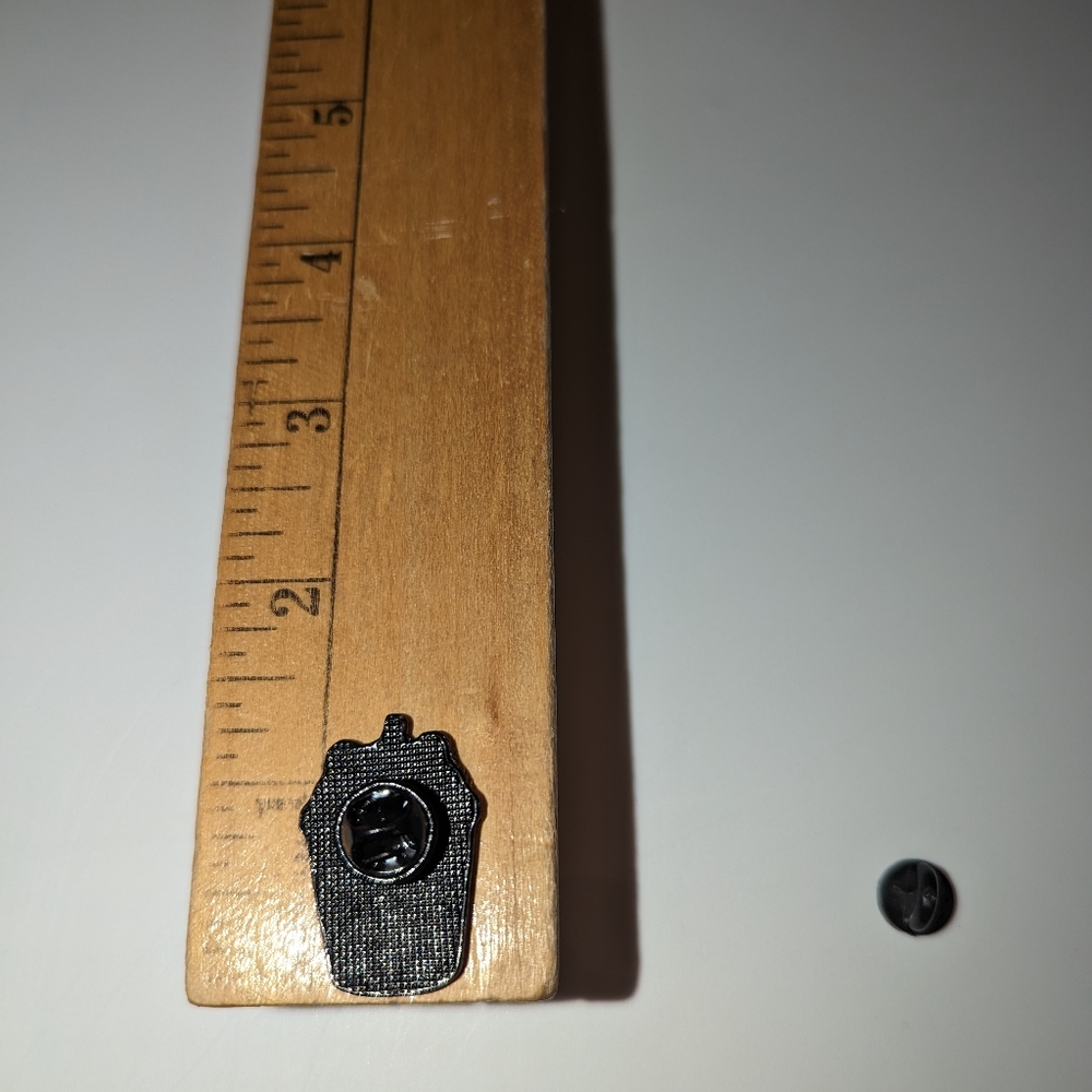 Cartoon bear pin - Picture 5 of 9